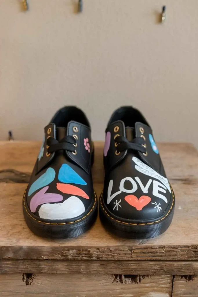 Black Shoe Painting Ideas (DIY) (3)