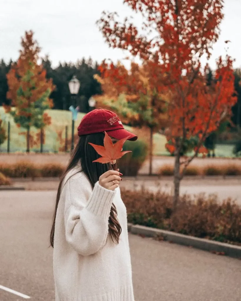 This look is the perfect balance of put-together and laid-back. A rich burgundy blazer paired with a crisp white tee and grey cuffed denim gives you an effortlessly elevated base