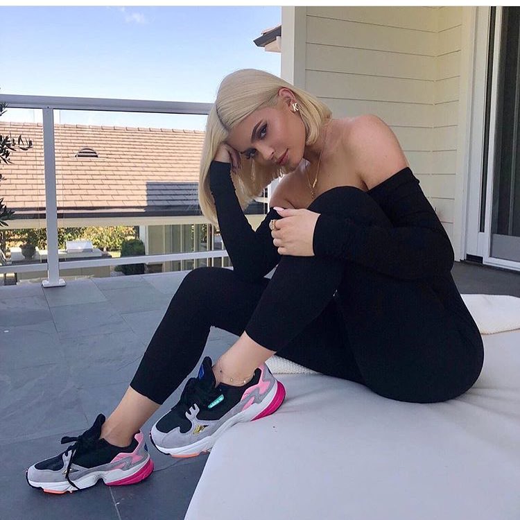 Turn heads with this bold all-black outfit that lets your colorful Adidas Falcons shine