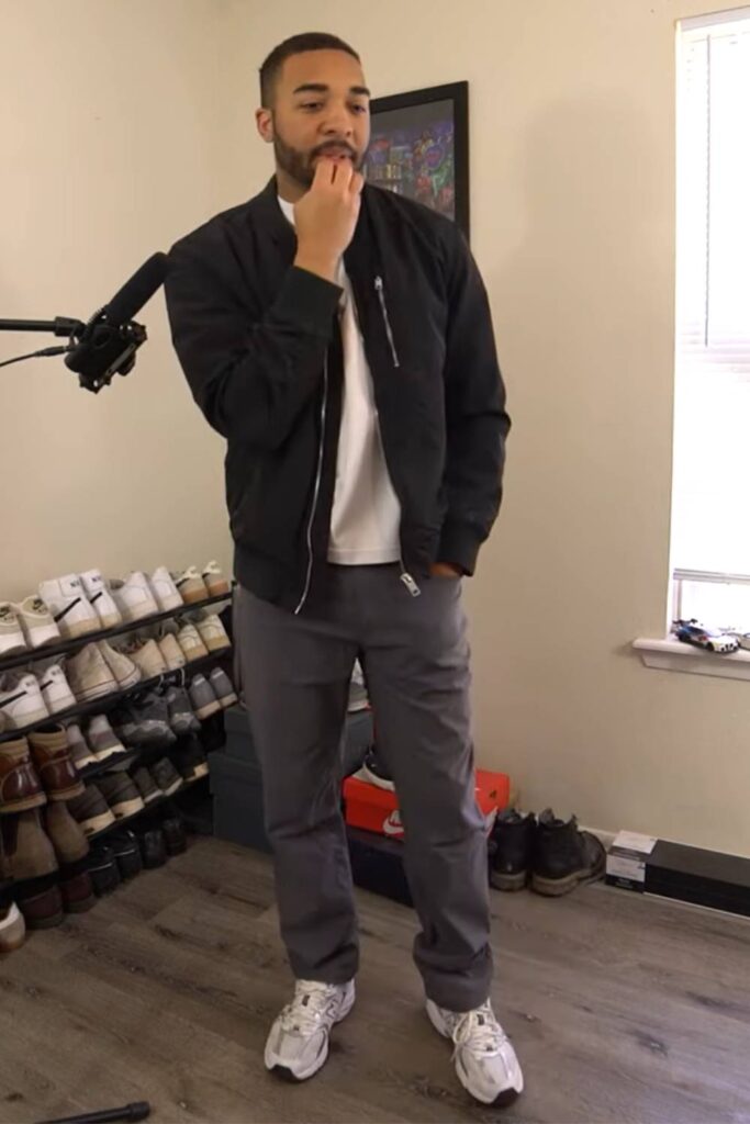 Beige tee + brown straight-fit pants + NB 530