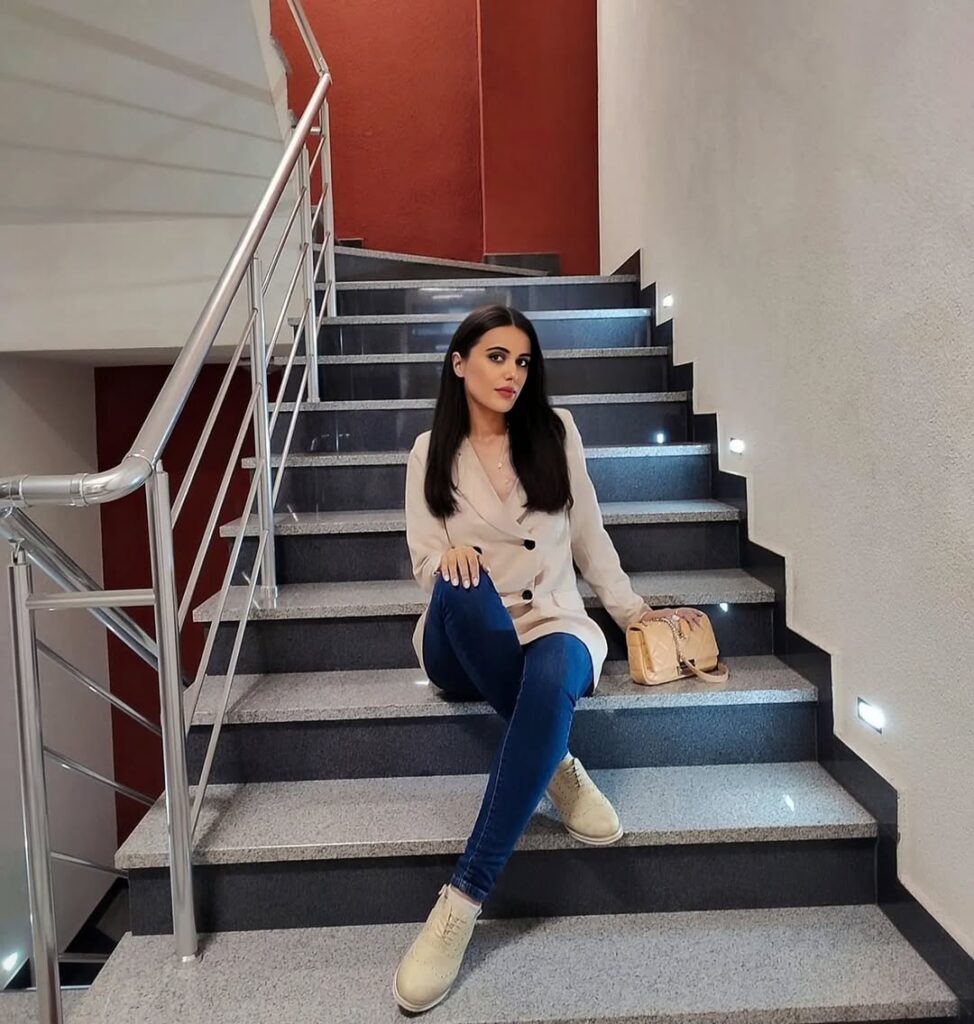 A long beige blazer acts as the focal point—structured yet soft—and is perfectly paired with dark skinny jeans for a smart-casual balance