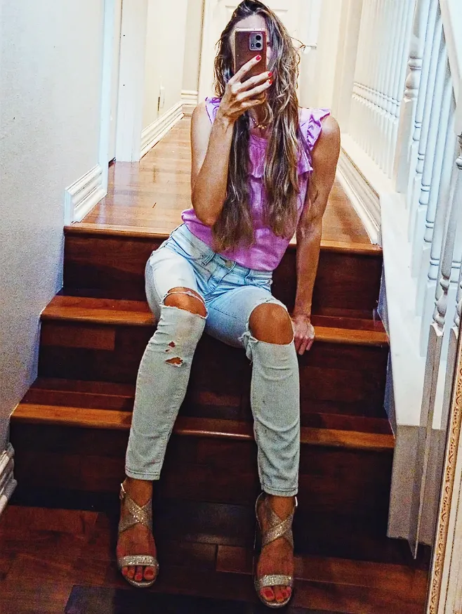 Ruffled Top + Ripped Jeans + Spezials