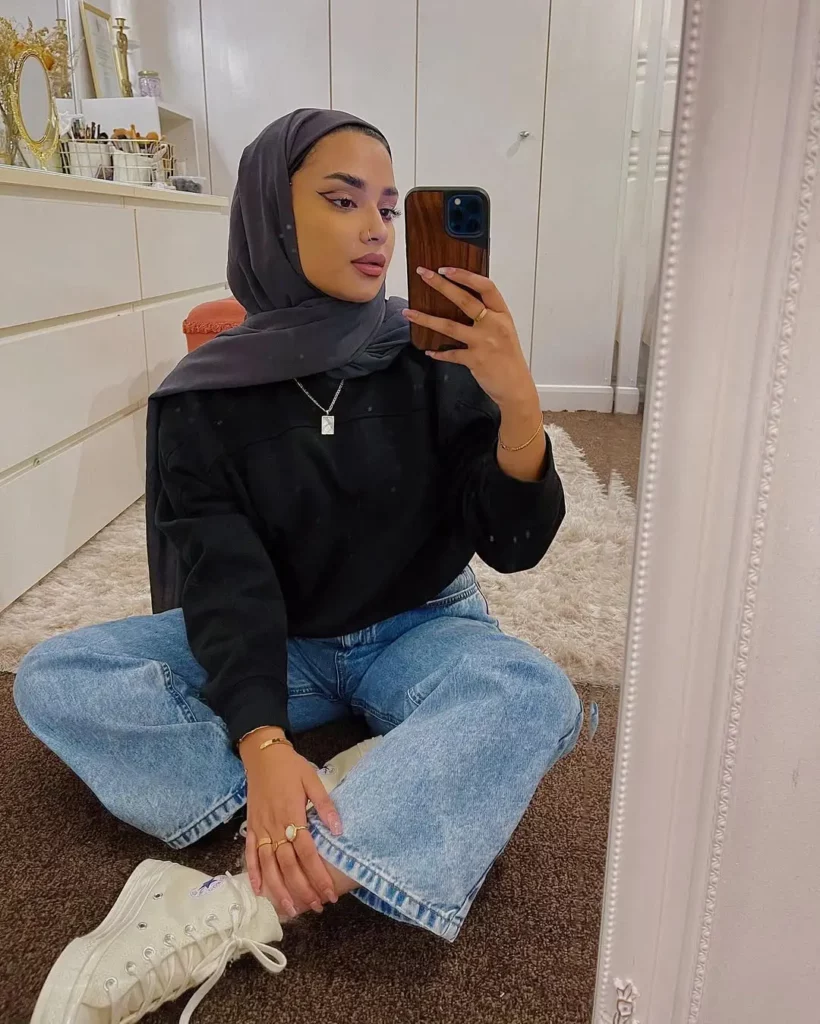 Black Sweatshirt + Wide-Leg Jeans + White High-Top Converse