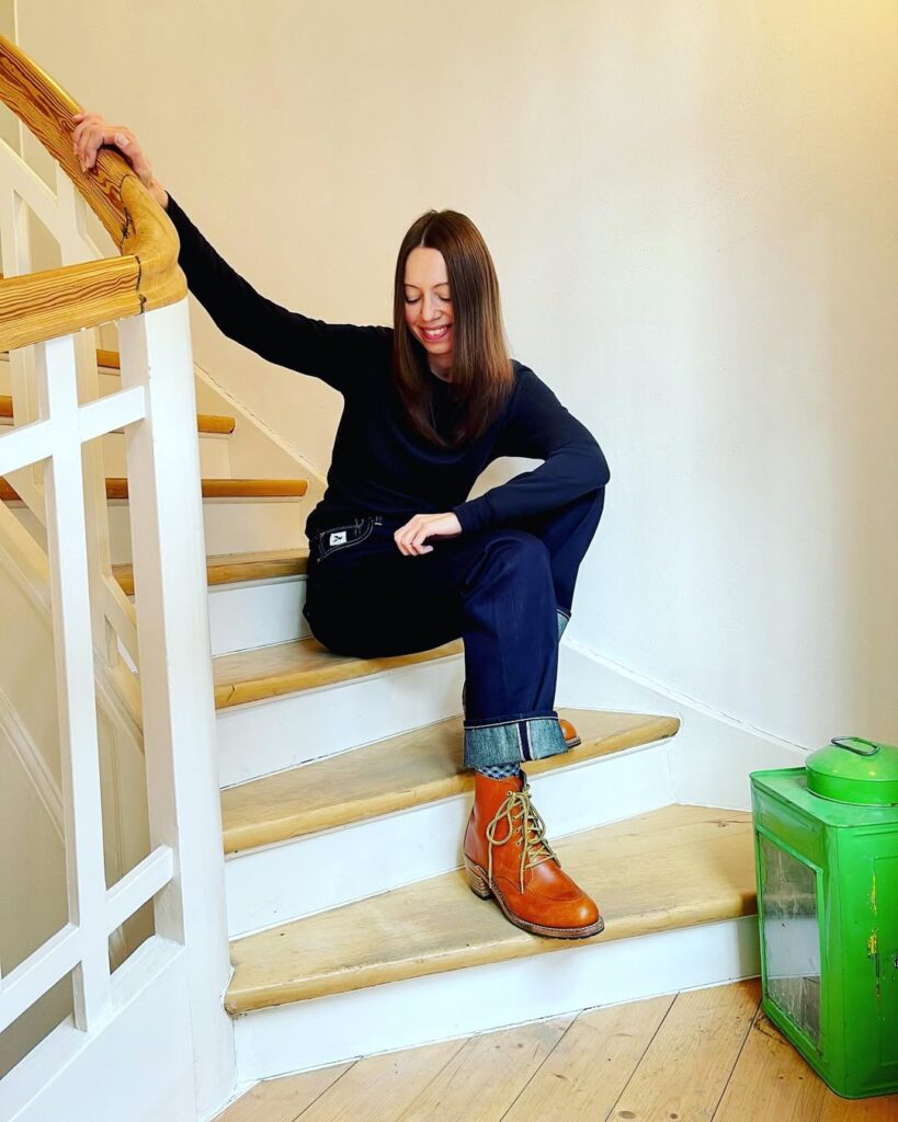 Laid-Back Holiday Ease with Jeans and Boots