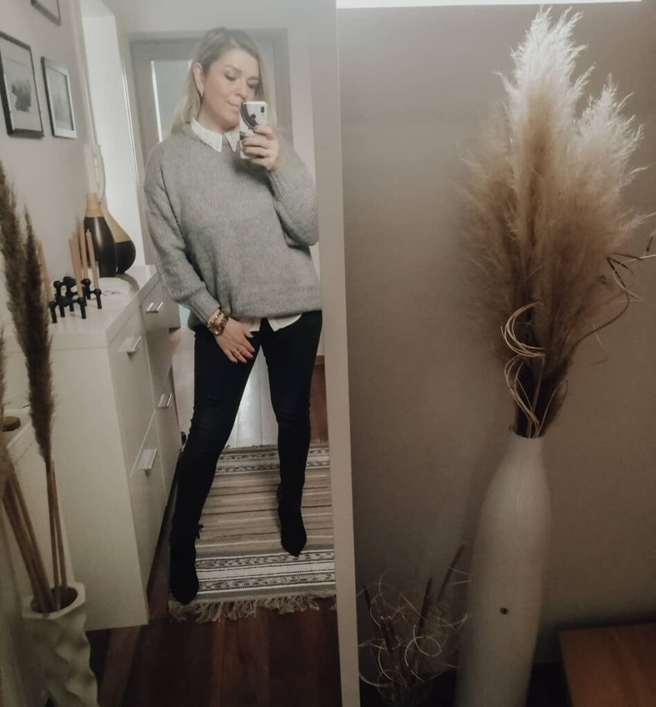 Chic Minimalist Christmas Look with Jeans and Boots