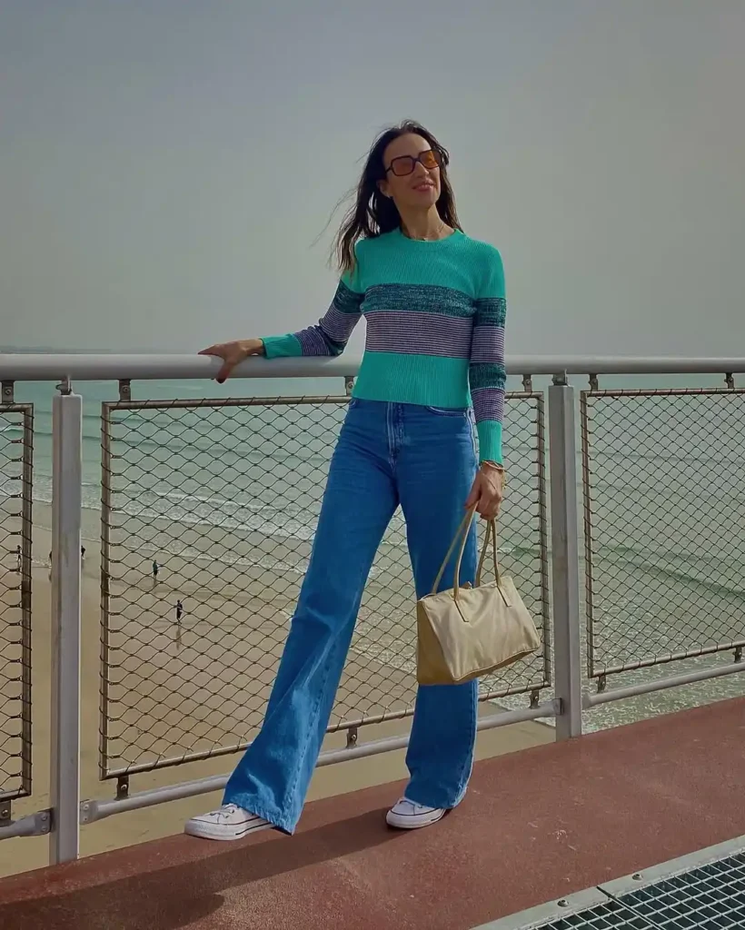 Breezy Beachside Ease with Wide-Leg Jeans and Sneakers