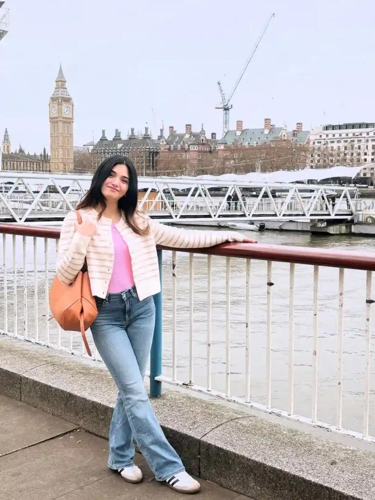 Relaxed Riverside Travel Look with Sneakers