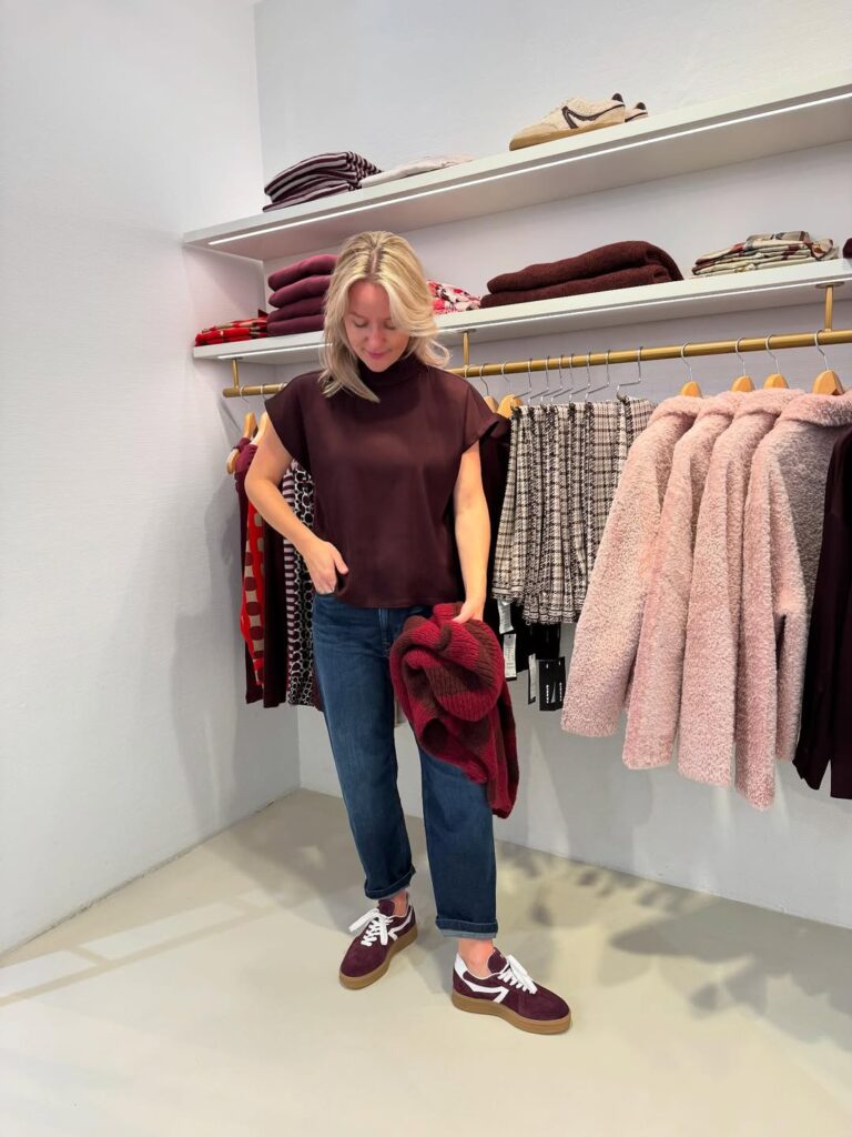 Relaxed Store-Day Style with Barrel Jeans and Sneakers