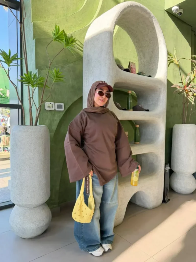 Earth-Tone Relaxed Sweatshirt Outfit with Sneakers