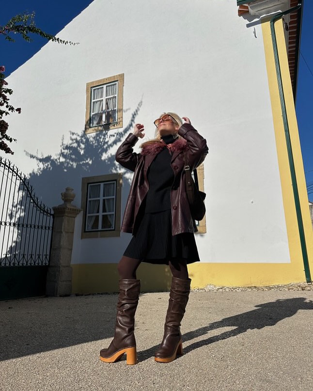 Dark Brown Spring Knee-High Boots Outfit with a Leather Jacket
