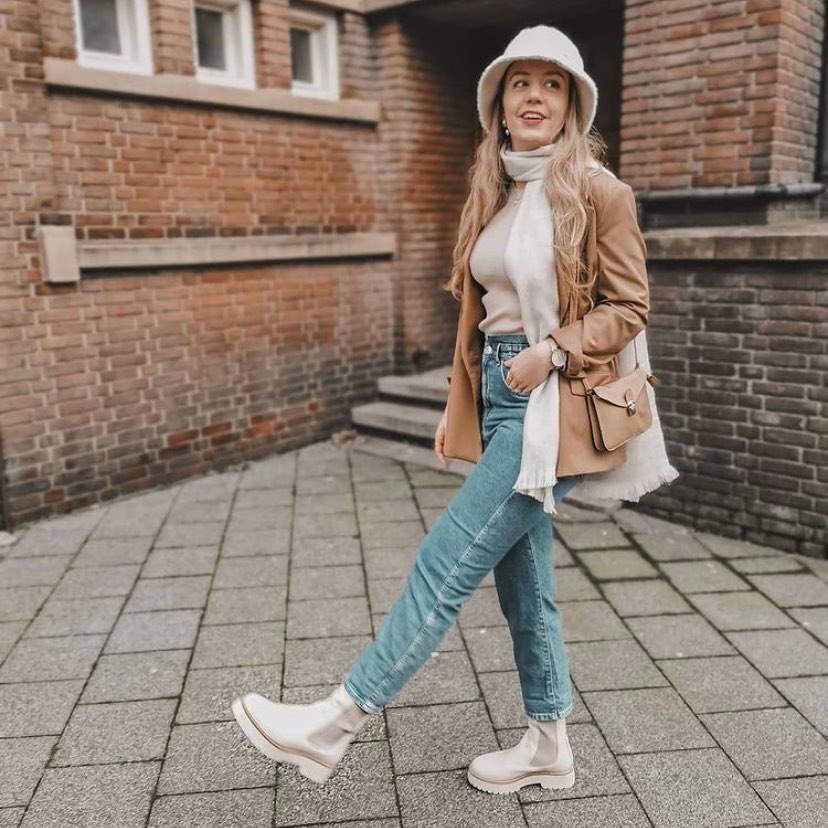 Chic Neutral Blazer Outfit with Chelsea Boots