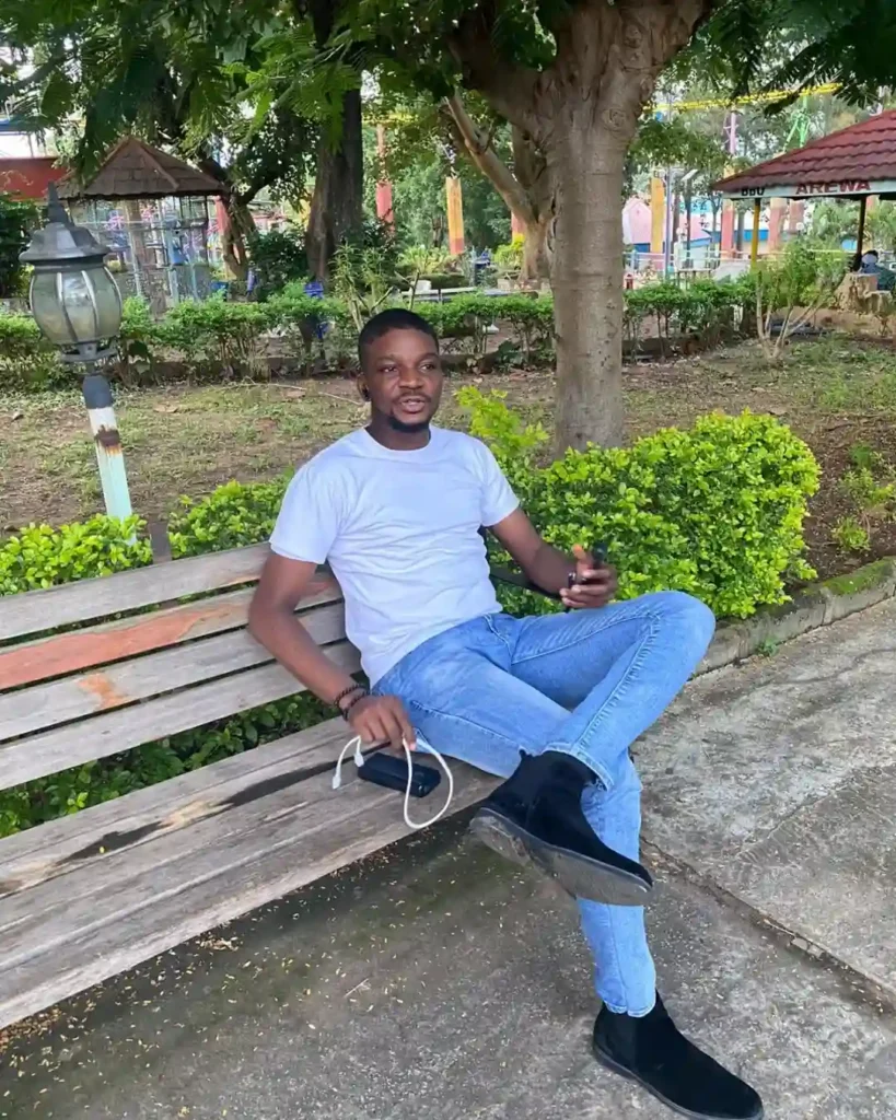 Simple Tee and Black Chelsea Boots Jeans Outfit