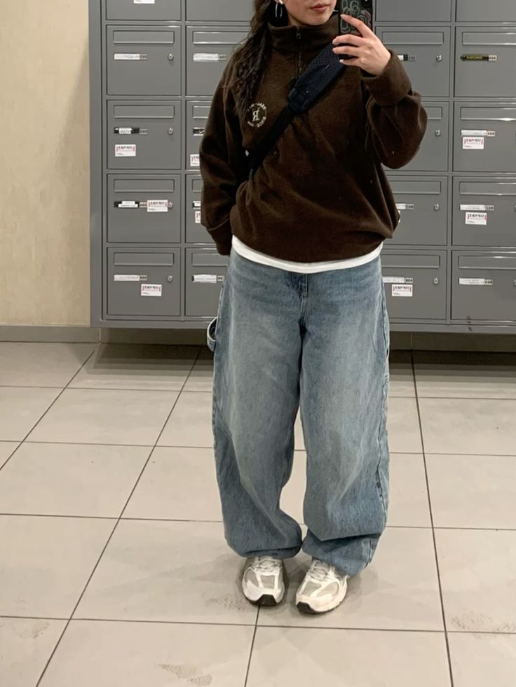 Relaxed Brown Sweatshirt with Baggy Jeans and New Balance