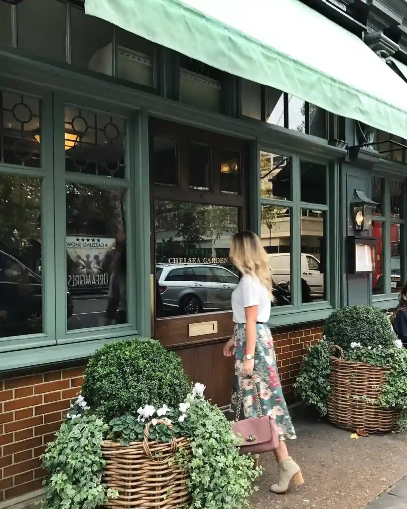 Feminine Floral Skirt Chelsea Boots Outfit