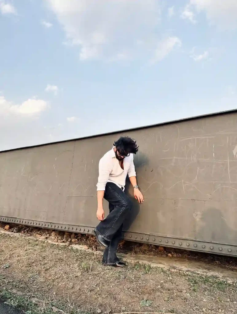 Casual White Shirt and Chelsea Boots Jeans Outfit