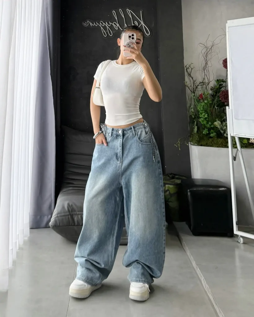 Fresh Minimal Baggy Jeans and Sneakers Outfit