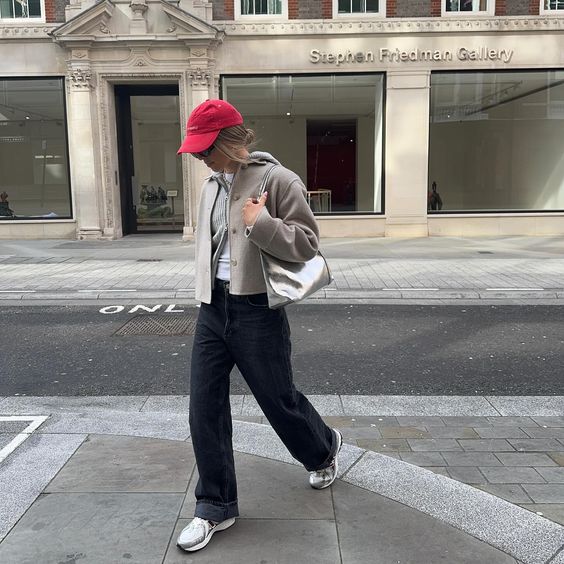 Casual Jacket and Wide Jeans with New Balance 1906R