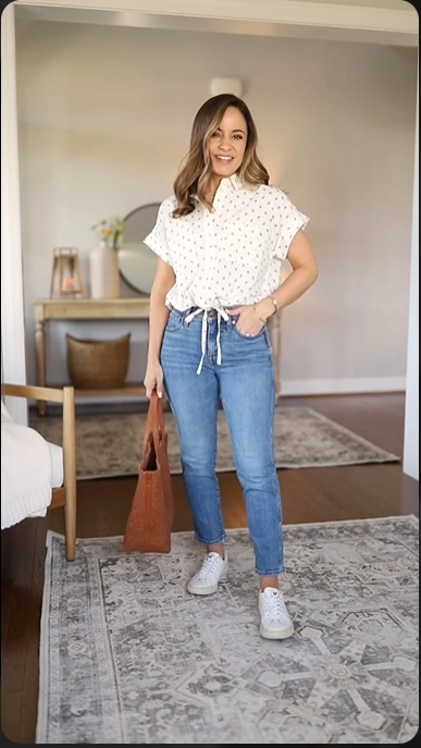 Printed Blouse and Slim Jeans with White Sneakers