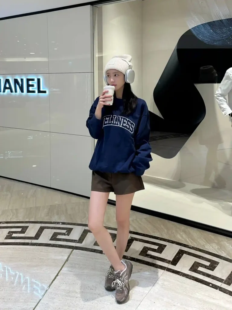 Sweatshirt with Shorts and New Balance 204L Casual Look