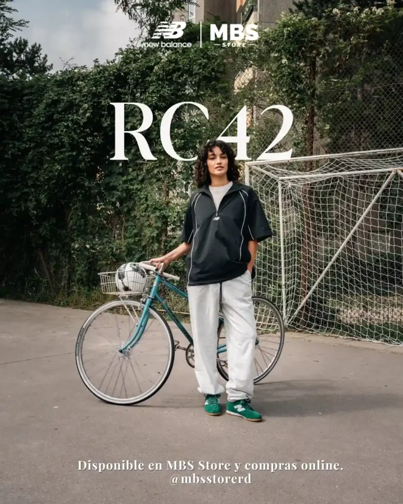Sporty Zip Top with Sweatpants New Balance RC42 Outfit