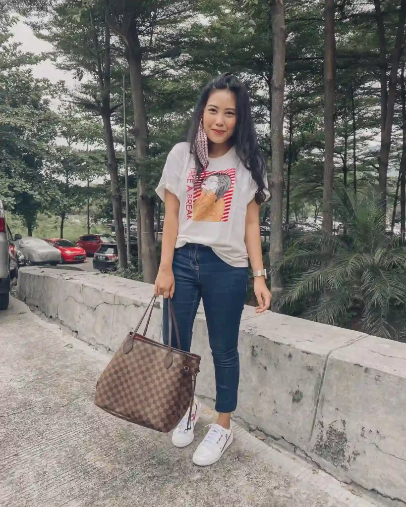 Graphic Tee with Dark Skinny Jeans and White Sneakers