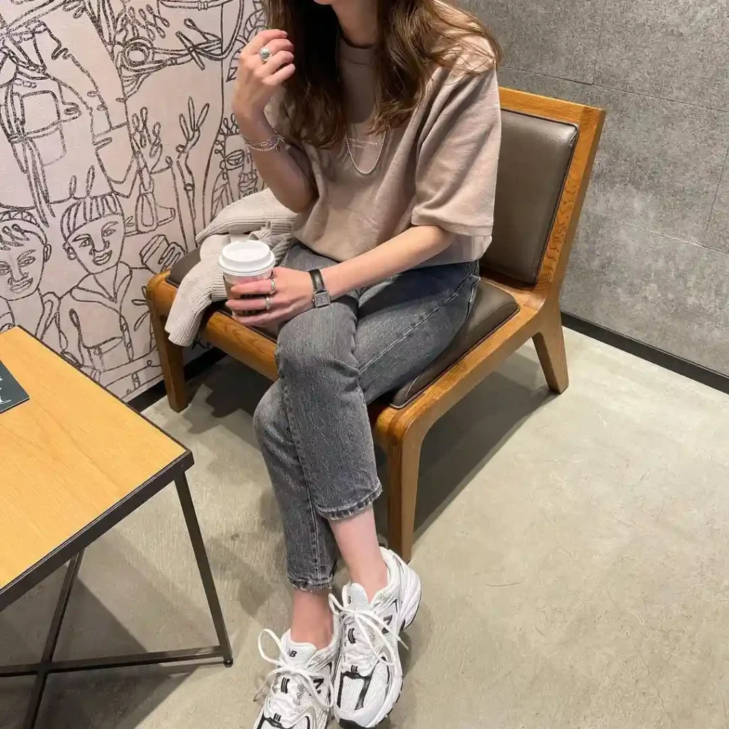 Beige Oversized Tee with Grey Jeans and New Balance 530 Outfit