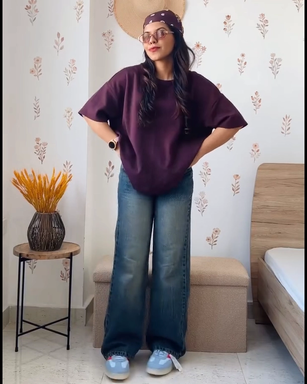 Oversized Plum Tee with Wide-Leg Jeans Adidas Barreda Outfit