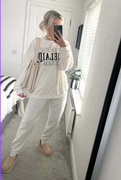 Graphic Sweatshirt with Joggers and Sand Goldenstar Clogs