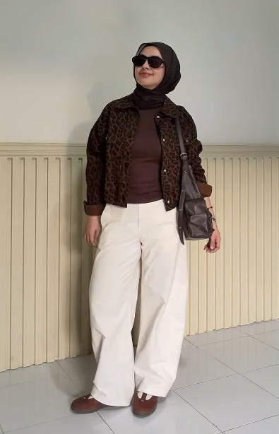 Jacket with Wide-Leg Pants and Brown Adidas Samba Jane